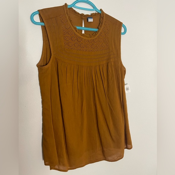 Lightweight Sleeveless Blouse - Picture 1 of 3